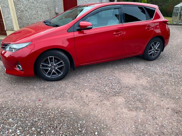 Toyota Auris MPV, Petrol, 2015, Red