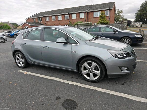 Opel Astra Hatchback, Petrol, 2011, Silver