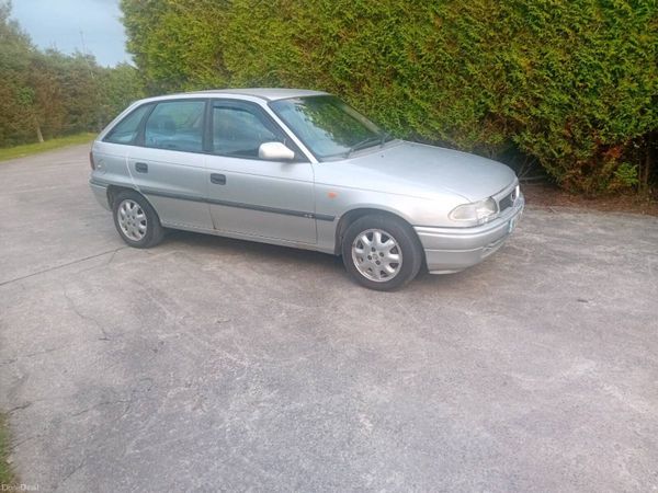 Vauxhall Astra Hatchback, Petrol, 1998, Silver