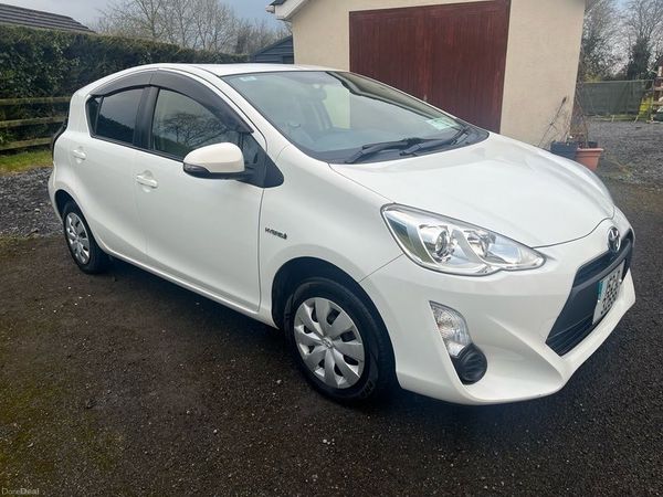 Toyota Aqua Hatchback, Petrol Hybrid, 2015, White