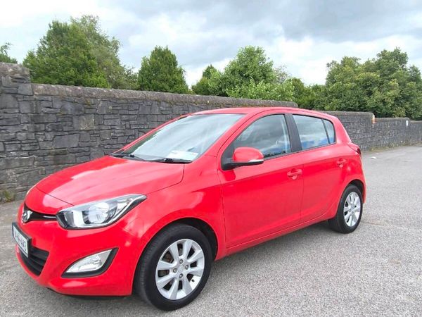 Hyundai i20 Hatchback, Petrol, 2014, Red