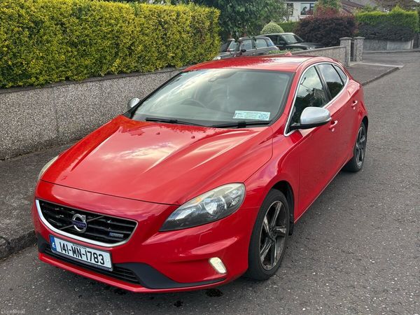Volvo V40 Hatchback, Diesel, 2014, Red