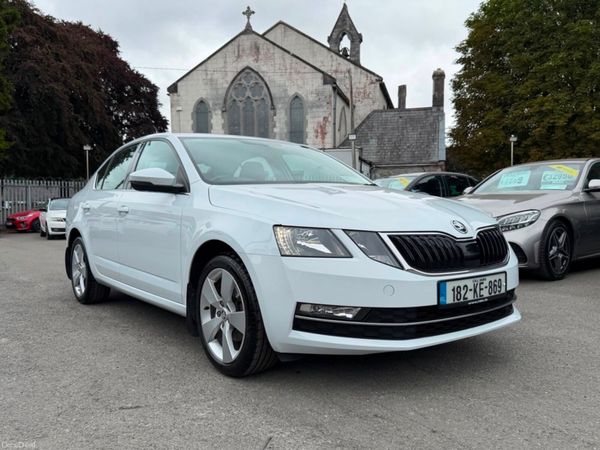 Skoda Octavia Hatchback, Petrol, 2018, White