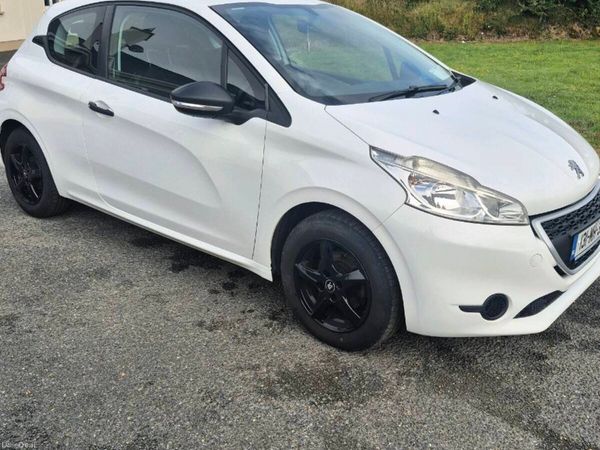 Peugeot 208 Hatchback, Petrol, 2013, White