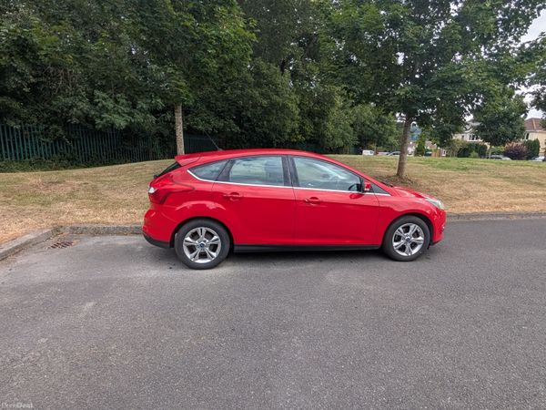 Ford Focus Hatchback, Petrol, 2012, Red