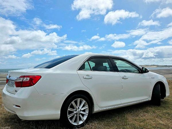 Toyota Camry Saloon, Petrol Hybrid, 2013, White