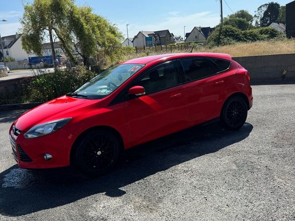 Ford Focus Hatchback, Petrol, 2013, Red