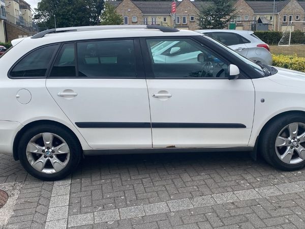 Skoda Fabia Estate/Jeep, Petrol, 2011, White