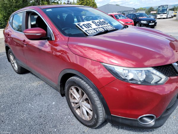 Nissan Qashqai Hatchback, Diesel, 2014, Red