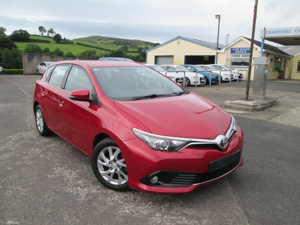 Toyota Auris Hatchback, Diesel, 2016, Red