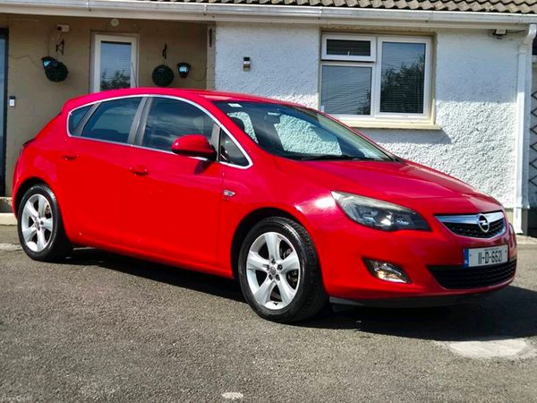 Opel Astra Hatchback, Petrol, 2011, Red