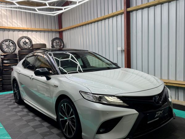 Toyota Camry Saloon, Petrol Hybrid, 2019, White