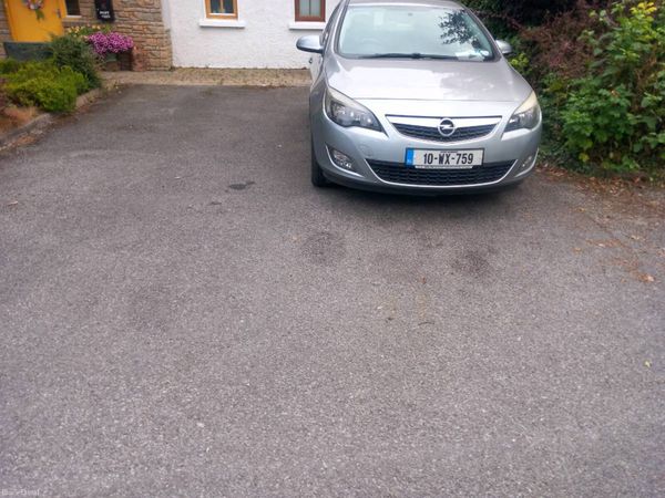 Opel Astra Hatchback, Petrol, 2010, Silver