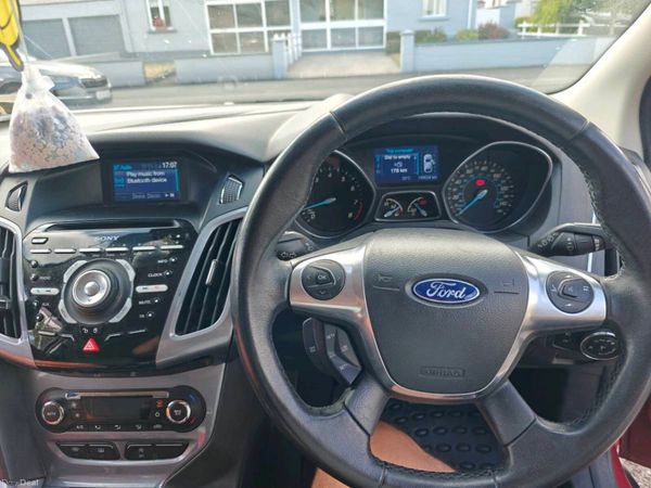 Ford Focus Hatchback, Petrol, 2013, Red