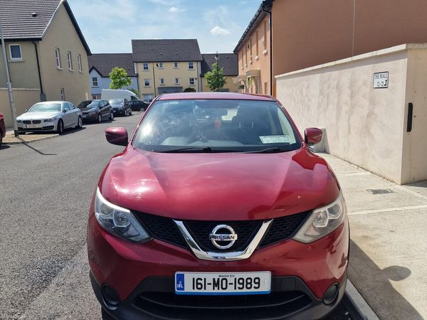 Nissan Qashqai Hatchback, Petrol, 2016, Red