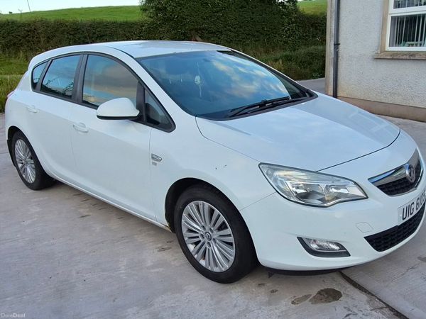 Vauxhall Astra Hatchback, Diesel, 2011, White