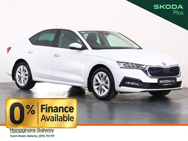 Skoda Octavia Hatchback, Petrol, 2024, White