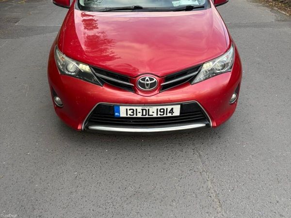 Toyota Auris Hatchback, Diesel, 2013, Red