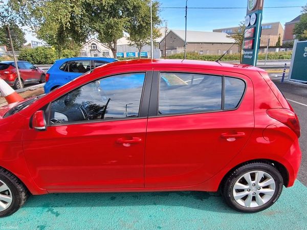 Hyundai i20 Hatchback, Petrol, 2014, Red