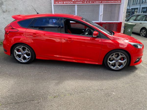 Ford Focus Hatchback, Petrol, 2015, Red