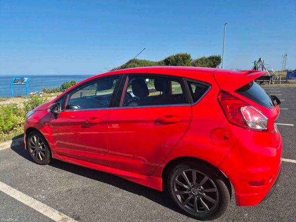 Ford Fiesta Hatchback, Petrol, 2016, Red