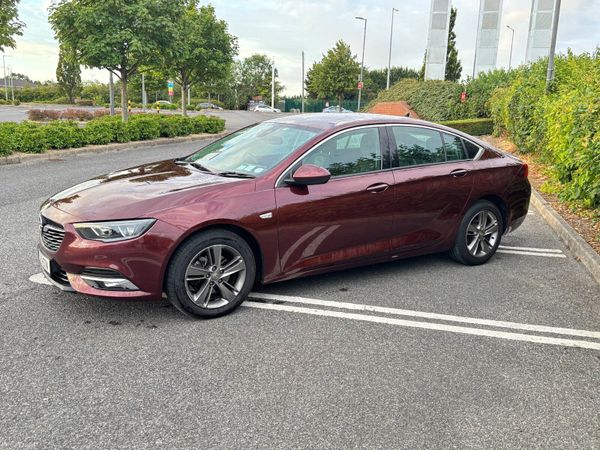Opel Insignia Hatchback, Diesel, 2019, Red
