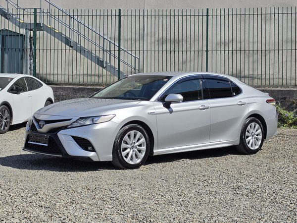 Toyota Camry Saloon, Petrol Hybrid, 2019, Silver