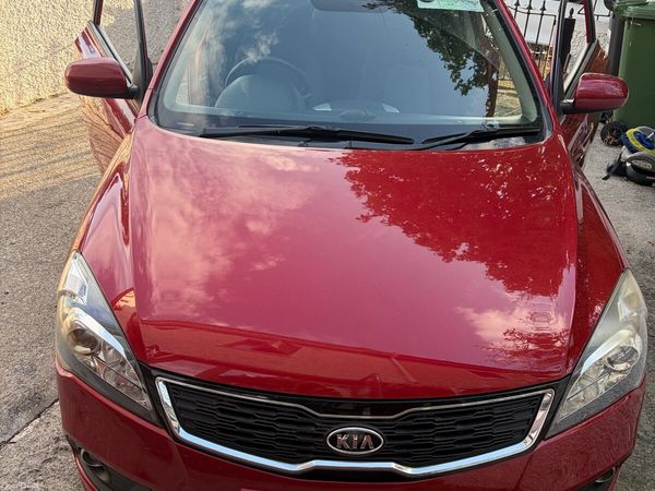 Kia Ceed Hatchback, Diesel, 2012, Red
