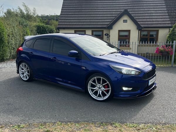 Ford Fiesta Hatchback, Petrol, 2016, Red