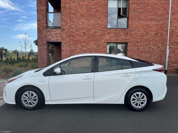 Toyota Prius Hatchback, Petrol Hybrid, 2017, White