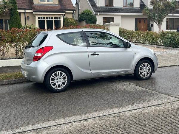 Hyundai i20 Hatchback, Petrol, 2011, Silver