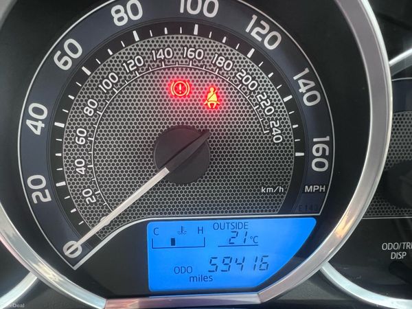 Toyota Auris Hatchback, Petrol, 2014, White