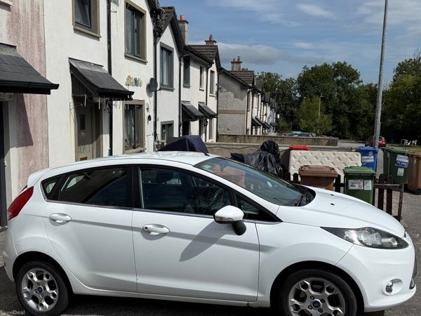 Ford Fiesta Hatchback, Petrol, 2012, White