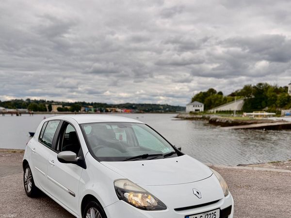 Renault Clio Hatchback, Petrol, 2012, White