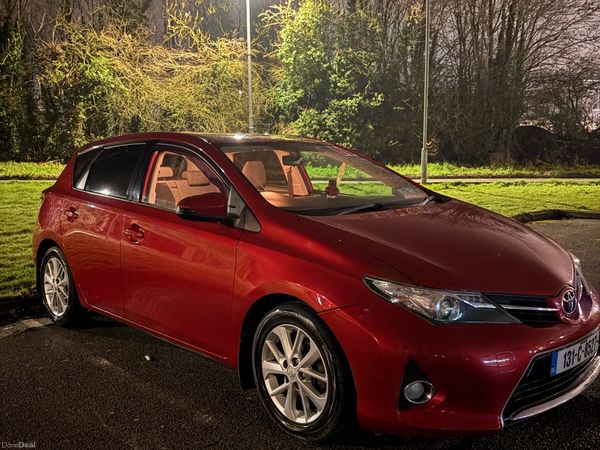 Toyota Auris Hatchback, Diesel, 2013, Red