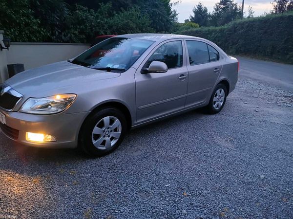 Skoda Octavia Saloon, Diesel, 2011, Beige