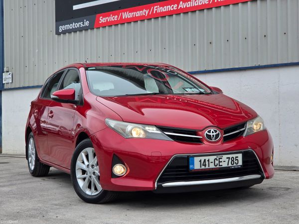 Toyota Auris Hatchback, Diesel, 2014, Red