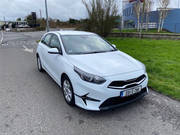 Kia Ceed Hatchback, Diesel Hybrid, 2023, White