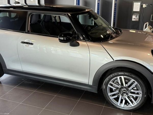 Mini Cooper Hatchback, Petrol, 2024, Red
