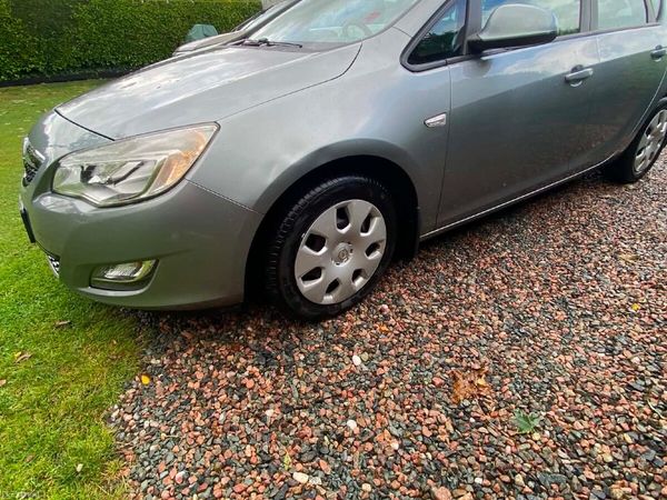 Opel Astra Hatchback, Diesel, 2011, Silver