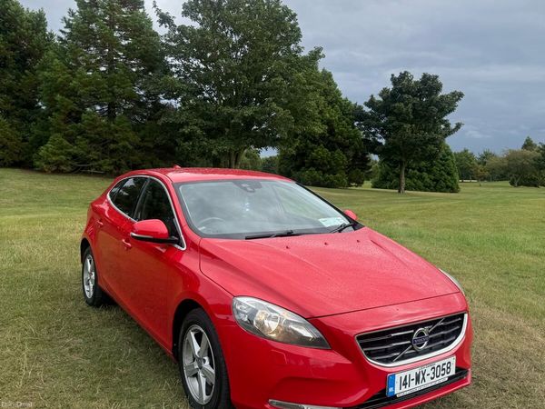 Volvo V40 Hatchback, Diesel, 2014, Red