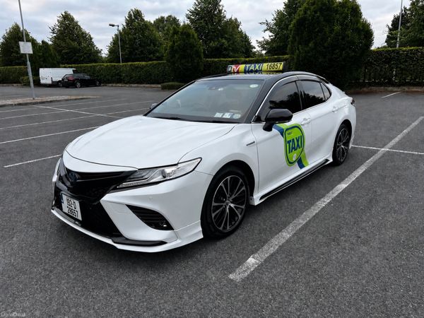 Toyota Camry Saloon, Petrol Hybrid, 2019, White