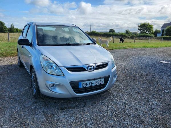 Hyundai i20 Hatchback, Petrol, 2009, Silver