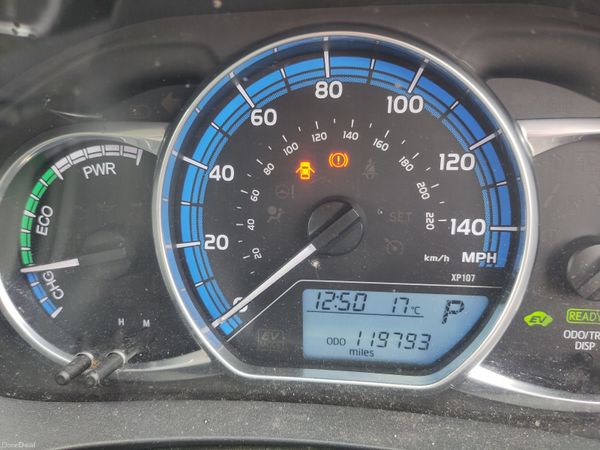 Toyota Yaris Hatchback, Petrol Hybrid, 2015, Red