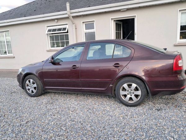Skoda Octavia Saloon, Diesel, 2011, Red
