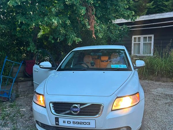 Volvo S40 Saloon, Diesel, 2011, White