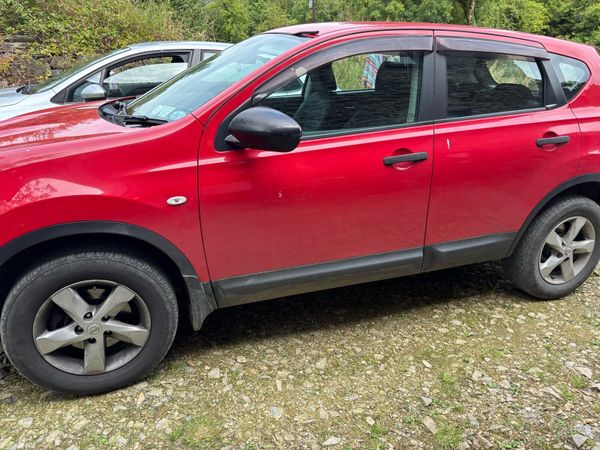 Nissan Qashqai Hatchback, Diesel, 2011, Red
