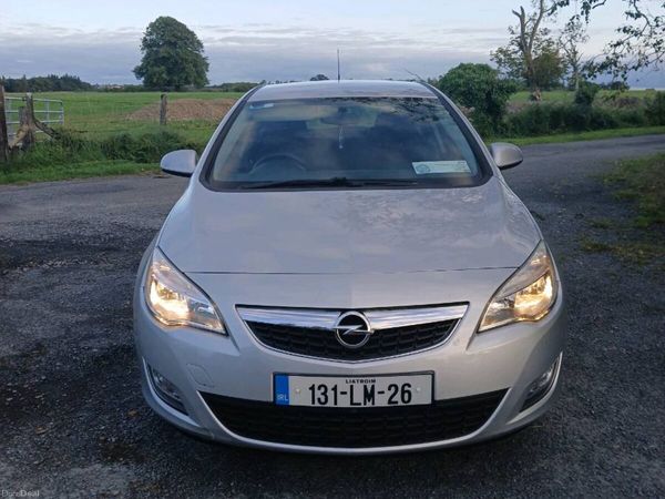 Opel Astra Hatchback, Petrol, 2013, Silver