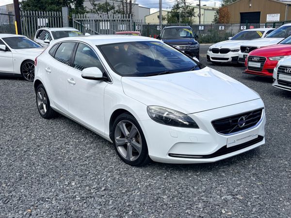 Volvo V40 Hatchback, Petrol, 2015, White