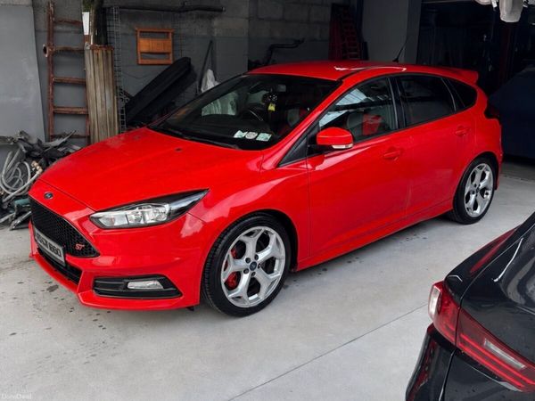 Ford Focus Hatchback, Diesel, 2015, Red